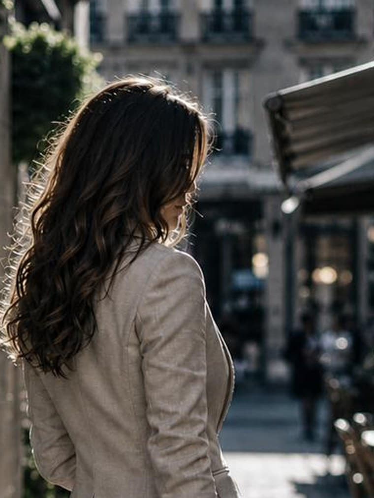 Iseult, visuel provisoire, silhouette sombre dans une lumière dorée